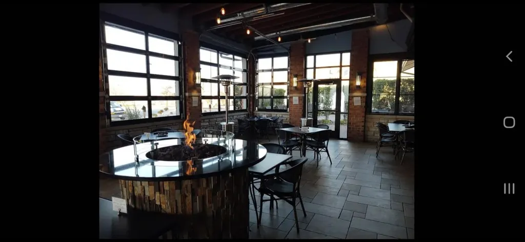 Dining room with central fire pit table